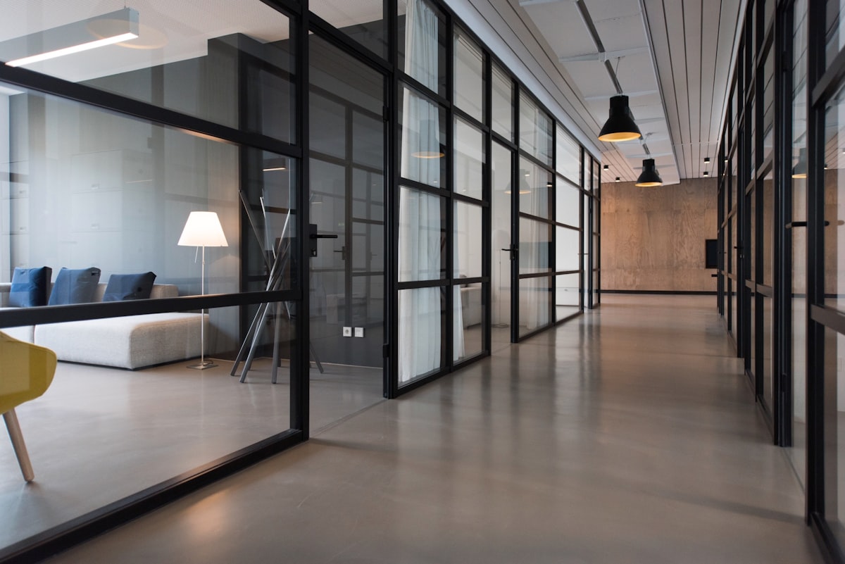 Modernes, sauberes Büro mit Glaswänden