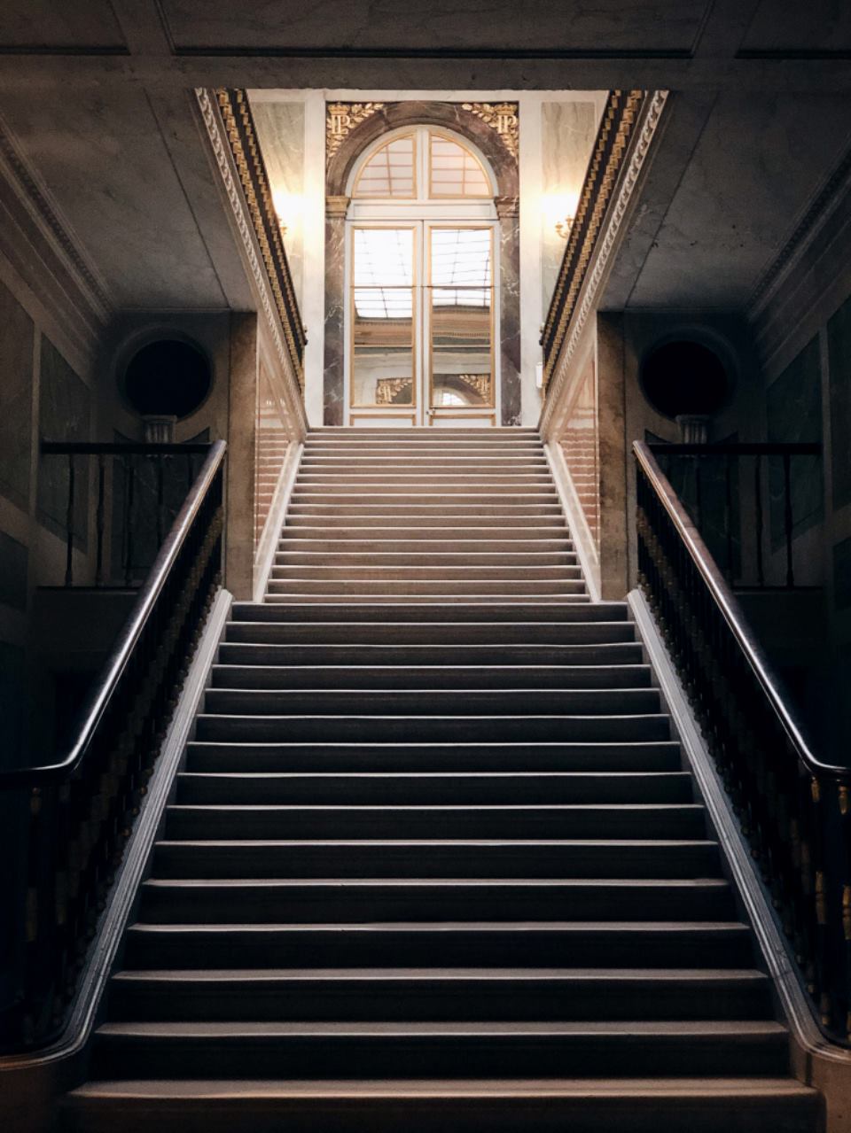 Gepflegtes Stiegenhaus mit eleganten Stufen
