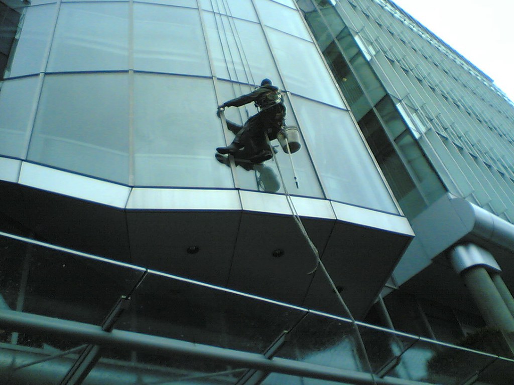 Professionelle Glasflächenreinigung an einer Glasfassade